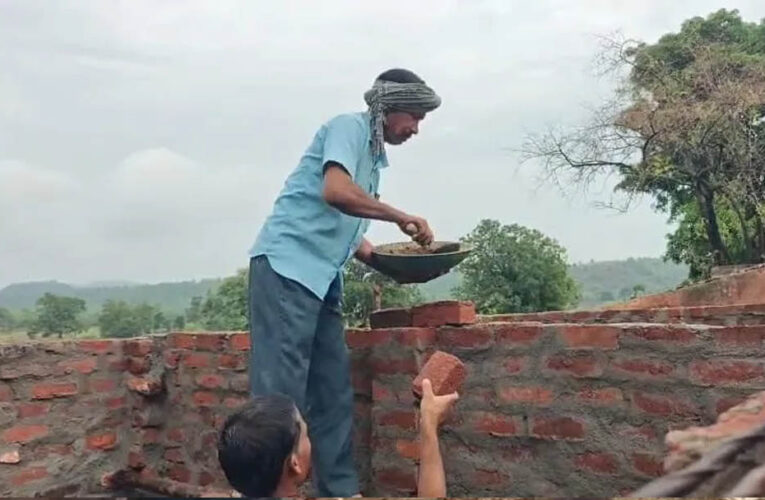 डिंडौरी में आदिवासियों ने चंदा जुटाकर बना दिया सरकारी स्कूल, 3 साल तक नहीं मिली सरकारी मदद