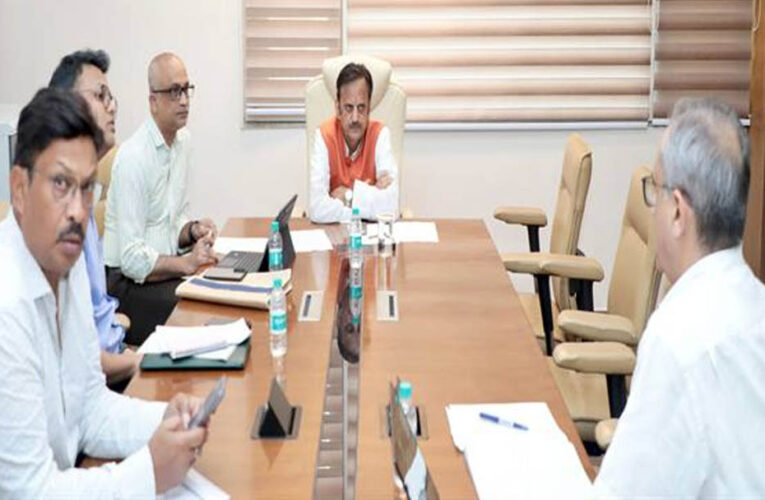 स्वास्थ्य संस्थाओं में गुणवत्तायुक्त दवाओं की समयबद्ध उपलब्धता सुनिश्चित की जाए: उप मुख्यमंत्री शुक्ल