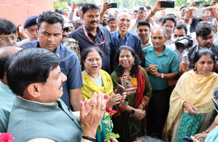 सीएम डॉ. मोहन ने 10 साल बाद दिया प्रमोशन, गदगद हुए कर्मचारी, ढोल-नगाड़ों से किया स्वागत