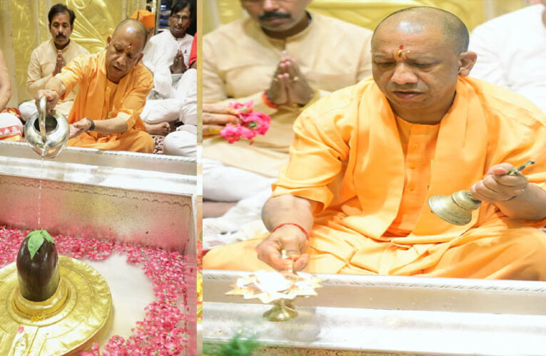 मुख्यमंत्री योगी आदित्यनाथ ने लोकमंगल की कामना के साथ काल भैरव व काशी विश्वनाथ मंदिर में किए दर्शन