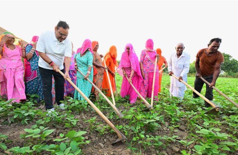 नागौर में सीएम भजनलाल का ग्रामीणों से संवाद, खेतों में किसानों संग किया काम