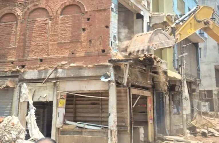 दालमंडी चौड़ीकरण अभियान में फिर चला बुलडोजर, 10 भवनों पर कार्रवाई