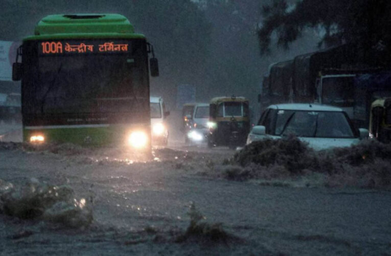 दिल्ली-NCR में बारिश से हाल बेहाल! नोएडा-गुरुग्राम की सड़कें जलमग्न, कई जगह लंबा ट्रैफिक जाम