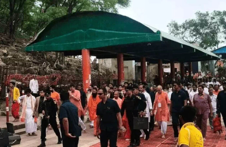 चित्रकूट दौरे पर CM योगी, कामदगिरि की परिक्रमा कर बरहा हनुमान मंदिर में की पूजा-अर्चना