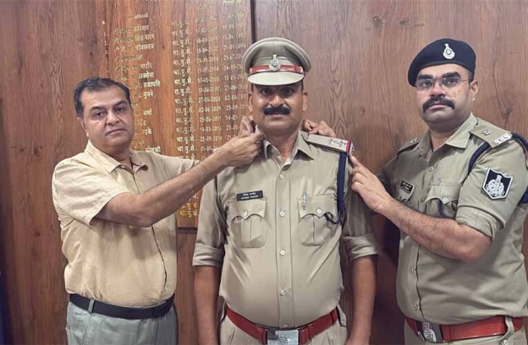 रीडर एएसआई दिनेश पांडे बने सब इंस्पेक्टर, एसपी ने कंधों पर लगाए नए सितारे