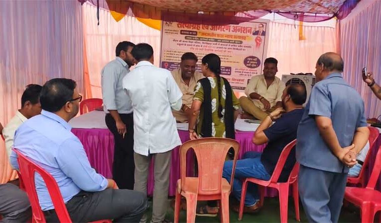 छात्रवृत्ति घोटाले में कार्रवाई की मांग तेज आमरण अनशन तीसरे दिन भी जारी
