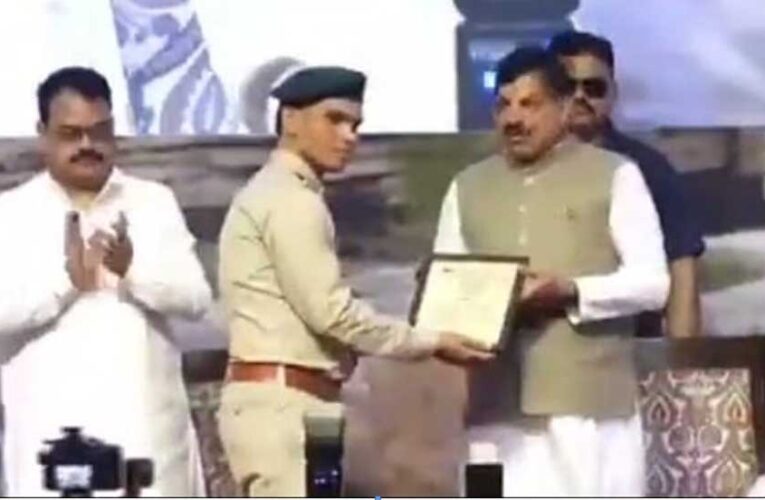 मुख्यमंत्री डॉ. यादव ने अंतर्राष्ट्रीय बाघ दिवस पर एसटीएफ जबलपुर के वनरक्षक  तौहेल को किया सम्मानित
