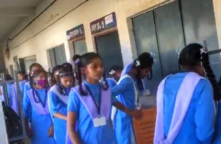 CG के स्कूल में अचानक बेहोश हुईं कई छात्राएं, एक की हालत गंभीर, अस्पताल में भर्ती