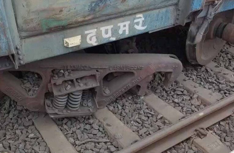 बिलासपुर में मालगाड़ी के डिब्बे पटरी से उतरे, जेसीबी का बकेट फंसने से हादसे की आशंका