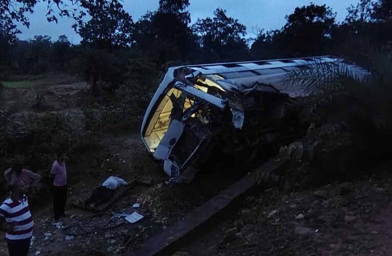 CG में तेज रफ्तार बस पलटी, 10 यात्री घायल; हादसे के बाद मची अफरा-तफरी