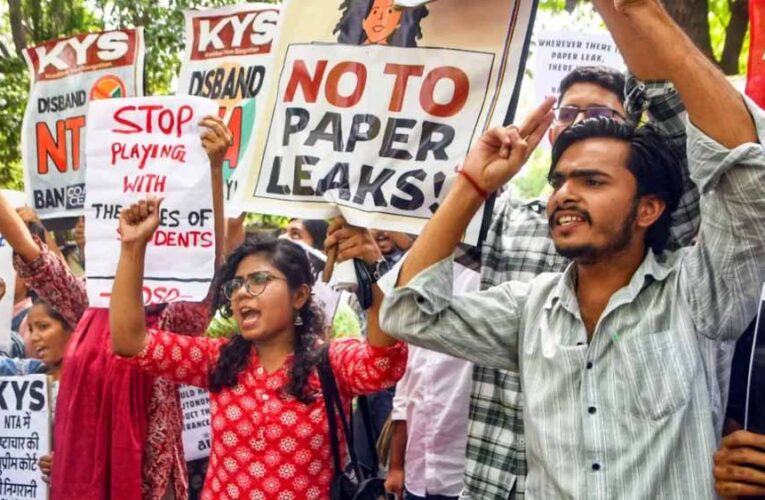 NEET पेपर लीक प्रदर्शन में अश्लीलता फैलाने वालों की तलाश में पुलिस, नाबालिगों की भूमिका भी जांच के दायरे में