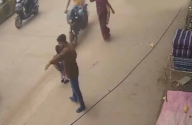 CG News: चलती स्कूल वैन का गेट खुला, सड़क पर गिरा मासूम; बड़ा हादसा टला