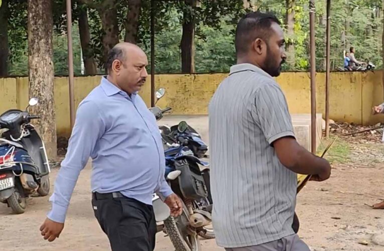 कोंडागांव में रिश्वतखोरी का भंडाफोड़, नामांतरण के बदले घूस लेते तहसीलदार का रीडर गिरफ्तार
