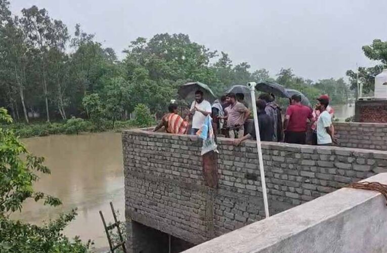 बिलासपुर में भारी बारिश से कई घर बने टापू, भूख-प्यास से जूझ रहे लोग