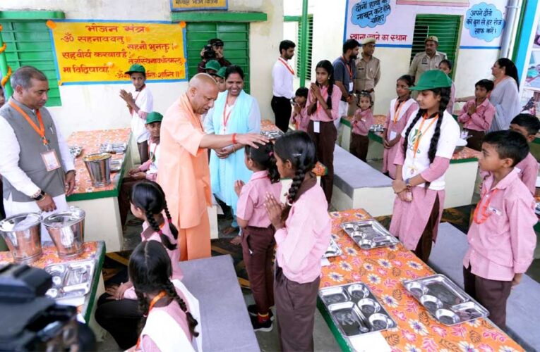 मुख्यमंत्री ने अपने हाथों से बच्चों को परोसा भोजन