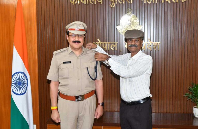 डीजीपी ने भारतीय पुलिस सेवा में नियुक्त अधिकारियों को लगाई रैंक