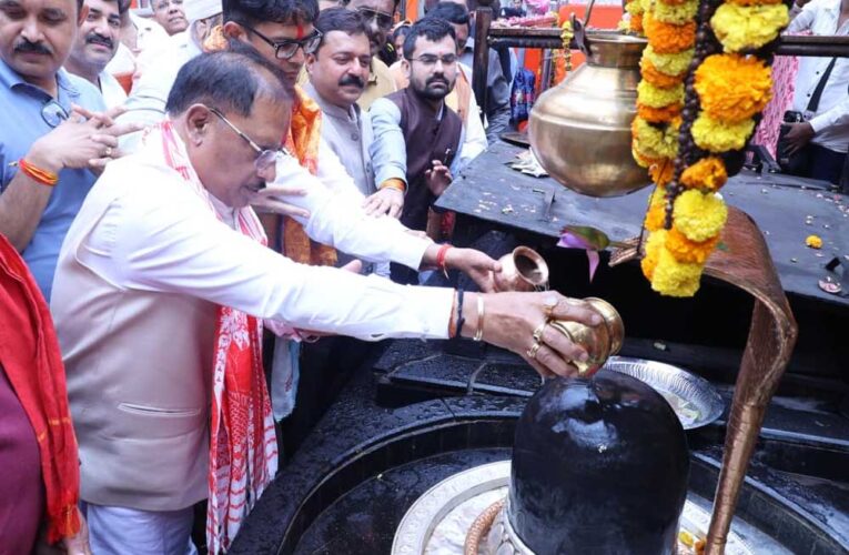 गुरु पूर्णिमा पर कोसमनारा पहुंचे मुख्यमंत्री  विष्णु देव साय, सत्यनारायण बाबा धाम में की पूजा-अर्चना