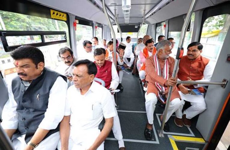 मुख्यमंत्री डॉ. यादव, मंत्रीगण सहित ई-बस से पहुंचे जगदीशपुर