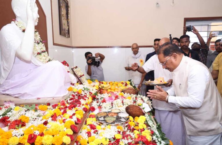 गुरु पूर्णिमा पर मुख्यमंत्री ने अघोर गुरु पीठ बनोरा में किए गुरु दर्शन, बाबा प्रियदर्शी राम से लिया आशीर्वाद