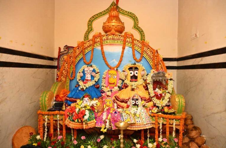 मुख्यमंत्री  विष्णुदेव साय ने दोकड़ा की ऐतिहासिक रथयात्रा में निभाई गजपति महाराजा की परंपरा : भगवान  जगन्नाथ का रथ खींचकर प्रदेशवासियों के सुख, समृद्धि और खुशहाली की कामना की