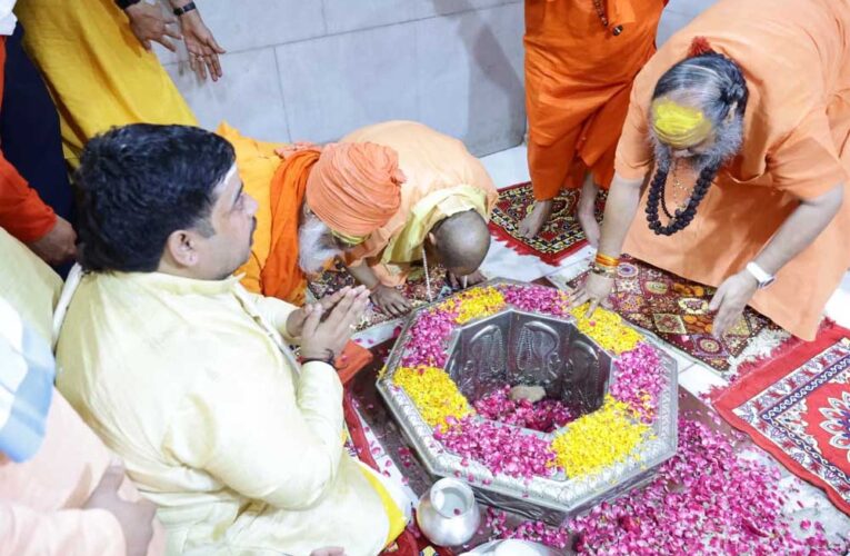 मुख्यमंत्री योगी ने श्री दूधेश्वरनाथ महादेव मठ मंदिर में किया जलाभिषेक, प्रदेश में सुख-समृद्धि एवं लोकमंगल की कामना की
