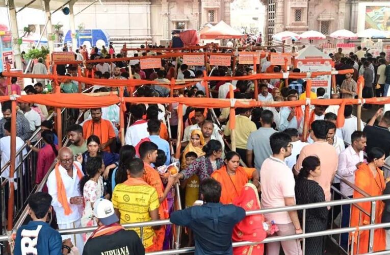 श्रावण के प्रथम दिन बाबा विश्वनाथ के दरबार में उमड़ा आस्था का सैलाब