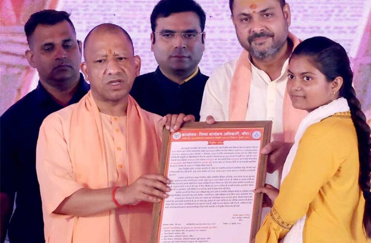 मुख्यमंत्री ने दो महिलाओं को आंगनबाड़ी सहायिका पद के लिए दिए नियुक्ति पत्र