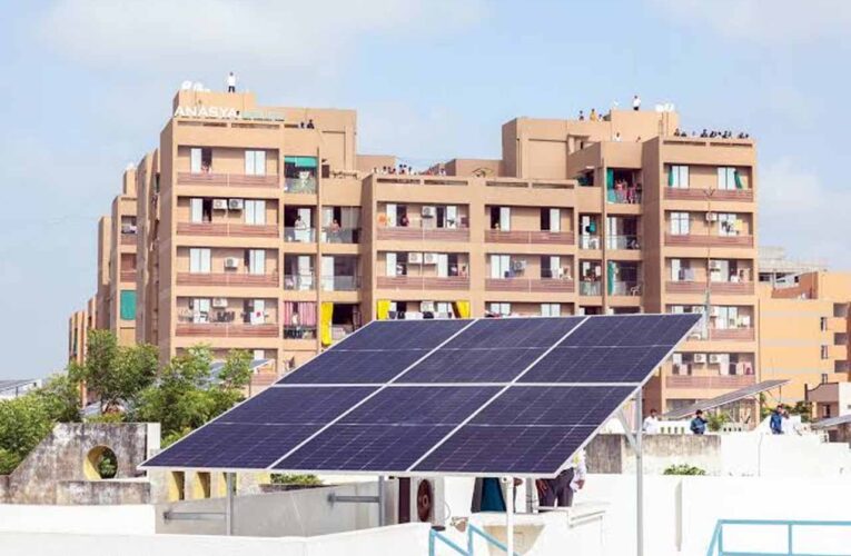 योगी सरकार की उपलब्धिः 7 लाख से अधिक आवासीय रूफटॉप सोलर संयंत्र स्थापित करने में यूपी दूसरे स्थान पर
