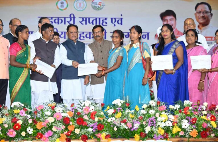 मुख्यमंत्री  विष्णुदेव साय ने जशपुर के वन धन विकास केंद्र पंचक्की की महिला स्व-सहायता समूह को किया सम्मानित