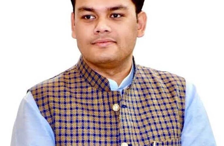 स्कूल बंद करने के आरोप पर अखिलेश को संदीप सिंह का जवाब, ‘PDA नहीं, Propaganda Delivery by Akhilesh’