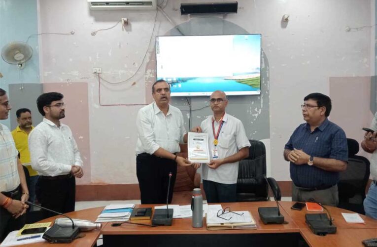 स्टार ऑफ द मंथ सम्मान से सम्मानित हुए उत्कृष्ट अधिकारी एवं कर्मचारी