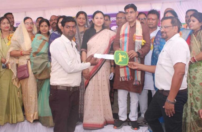 बदली बिलाईगढ़ के तिहारूराम की तकदीर: 4 लाख रूपए के अनुदान से मिला ट्रैक्टर