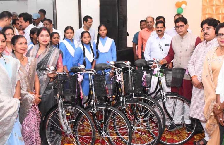 शिक्षा से ही होता है सशक्त राष्ट्र का निर्माण, बड़े लक्ष्य तय कर पूरी निष्ठा से करें पढ़ाई: मंत्री  टंक राम वर्मा