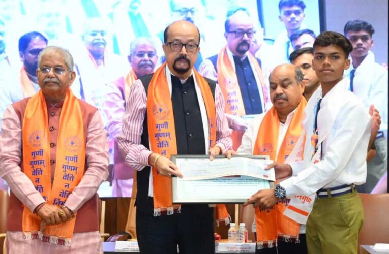 पीएसवाय राष्ट्रीय उत्कृष्टता सम्मान समारोह में मेधावी विद्यार्थियों का सम्मान