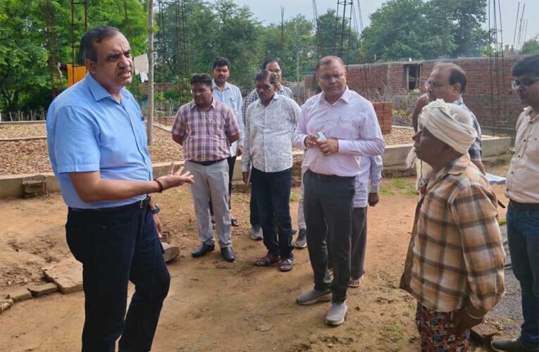 ग्राम चदैनिया में हितग्राहियों से किया संवाद, समय-सीमा में गुणवत्तापूर्ण आवास निर्माण के दिए निर्देश