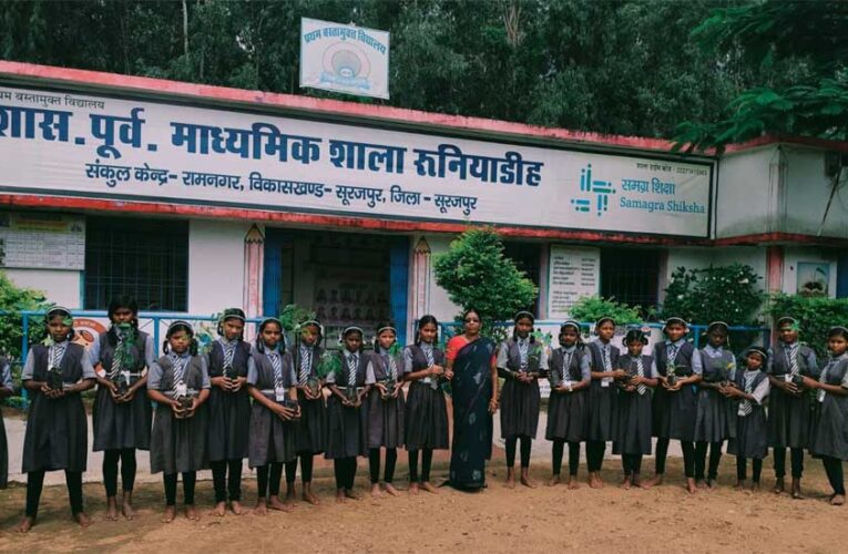 एक पेड़ माँ के नाम अभियान के तहत विद्यार्थियों ने दिया पर्यावरण संरक्षण का संदेश