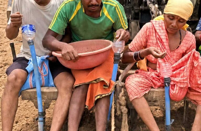 मुख्यमंत्री  विष्णु देव साय के कृषि नवाचार को बढ़ावा देने के संकल्प को मिली नई उड़ान, प्रगतिशील किसान भानुप्रताप ने जुगाड़ तकनीक से तैयार की सीड ड्रिल