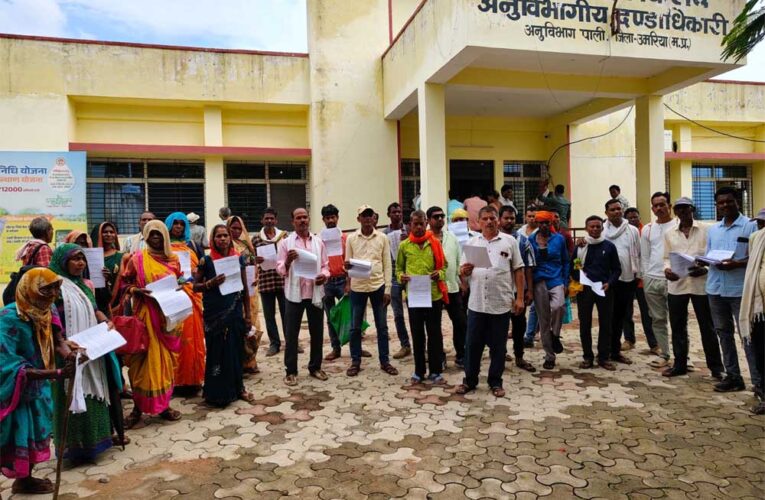 रमा सीमेंट को सतही अधिकार देने के विरोध में किसानों का प्रदर्शन