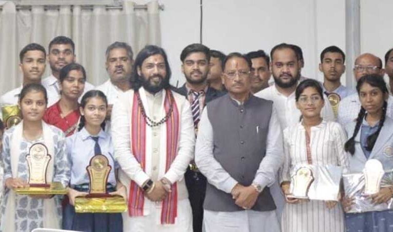 मुख्यमंत्री  विष्णुदेव साय ने मेधावी विद्यार्थियों का किया सम्मान