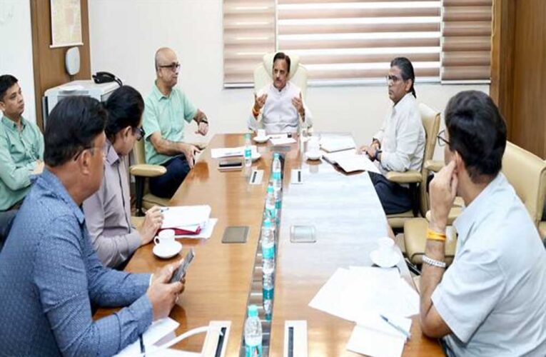 आयुष्मान भारत योजना के क्लेम भुगतान, एम्पेनेलमेंट की कार्यवाही प्राथमिकता से पूर्ण करें: उप मुख्यमंत्री  शुक्ल