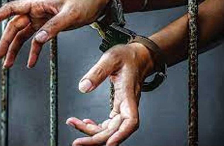 दिवंगत आरक्षक के परिवार से 19 लाख की वसूली का आरोप, थाना प्रभारी गिरफ्तार, अधिवक्ता फरार