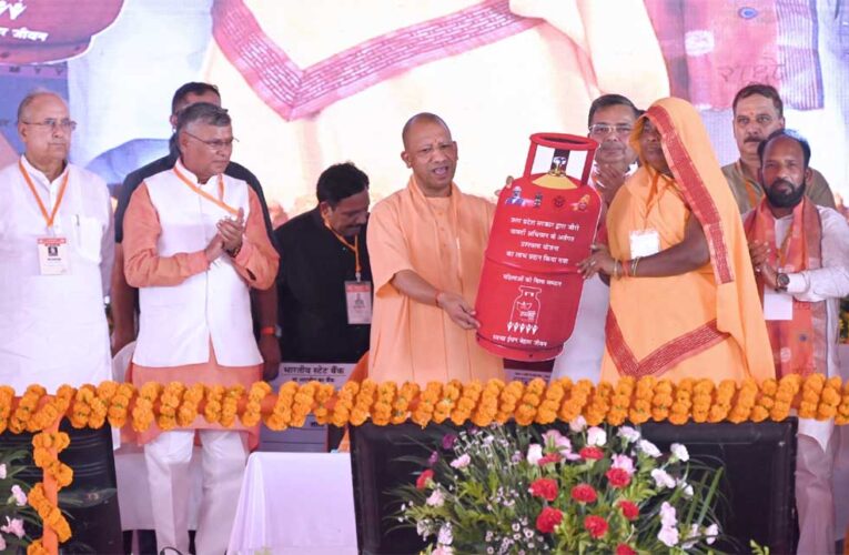 मुख्यमंत्री योगी ने मैनपुरी में लाभार्थियों को वितरित किए चेक, स्वीकृति पत्र व टूलकिट