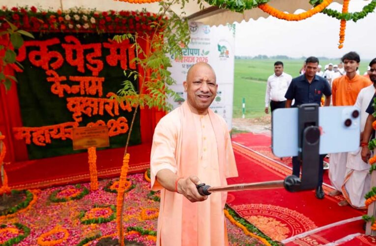 पौधरोपण महाभियान धरती माता के प्रति कृतज्ञता ज्ञापित करने का महायज्ञ: सीएम योगी