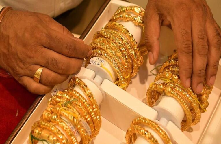 Gold Price Crash: रिकॉर्ड हाई से ₹37,000 टूटा सोना, क्या खरीदारी का यही है सबसे अच्छा मौका?