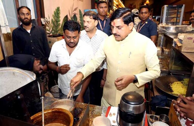 मुख्यमंत्री डॉ. यादव ने सड़क यात्रा के दौरान नागरिकों से किया संवाद