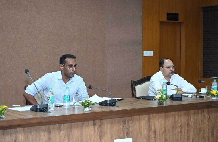 लोक निर्माण विभाग के सचिव ने पुल निर्माण कार्यों की प्रगति की समीक्षा की