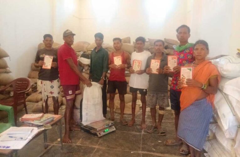 नारायणपुर जिला प्रशासन की अनूठी पहल- दुर्गम वनांचल गांवों तक ट्रैक्टर से पहुंचाया गया
