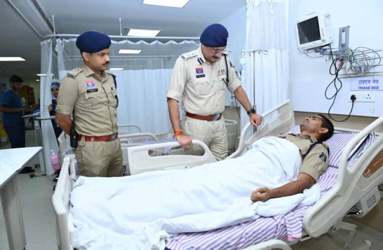 पुलिस कमिश्नर संजीव शुक्ला ने अस्पताल पहुंचकर घायल पुलिस जवानों का जाना हाल