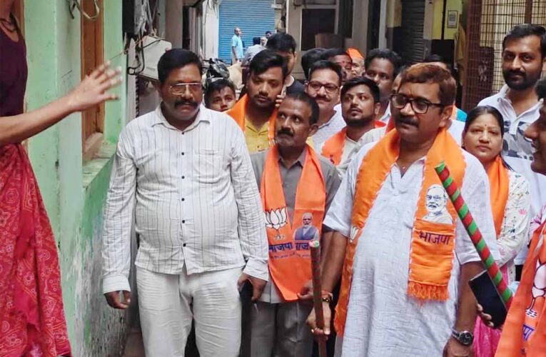 76 दिवसीय वार्ड प्रवास में जनता के बीच पहुंच रहे विधायक डॉ. नीलकंठ तिवारी, सुन रहे समस्याएं, करा रहे समाधान