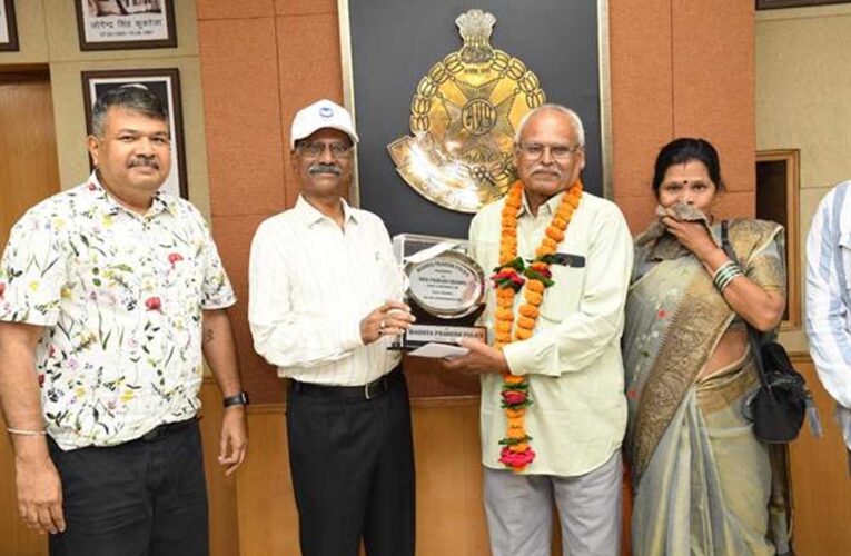 पुलिस मुख्यालय परिवार द्वारा 8 सेवानिवृत्‍त कर्मचारियों को दी गई भावभीनी विदाई